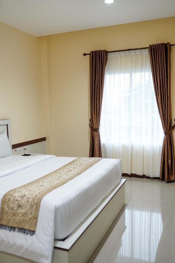 Grand Buana Lestari Hotel Padang Kültér fotó