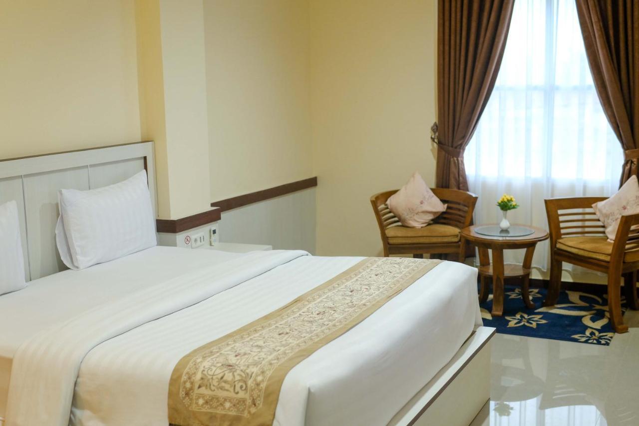 Grand Buana Lestari Hotel Padang Kültér fotó